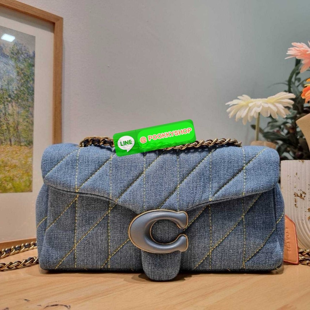 COACH CR704 TABBY SHOULDER BAG 26 WITH QUILTING 🔆 Details ไอเท็มใหม่ ตัวแม่แบบฉ่ำ สวยทำถึง! ต้อนรับซัมเมอร์ให้โดดเด่นกว่าใคร กับกระเป๋าสะพายไหล่ดีไซน์หรูหรา มีดีเทลสวยงามด้วยการเดินด้ายลวดลายตัดกับกระเป๋า เปิด-ปิดด้วยอะไหล่แบบกระดุม ภายในมีช่องเยอ