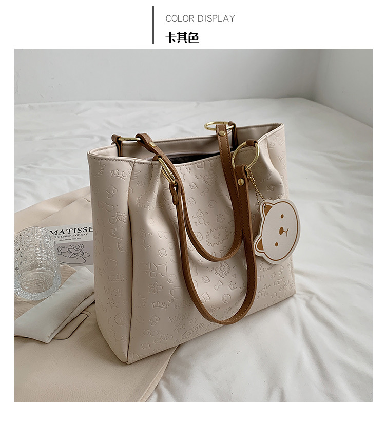 พร้อมส่ง กระเป๋าสะพายไหล่ทรง Shopping หนัง PU ปั๊มลายนูนน่ารักๆ ใบใหญ่จุของได้เยอะ มีซิปเปิดปิด แถมพวงกุญแจหมี