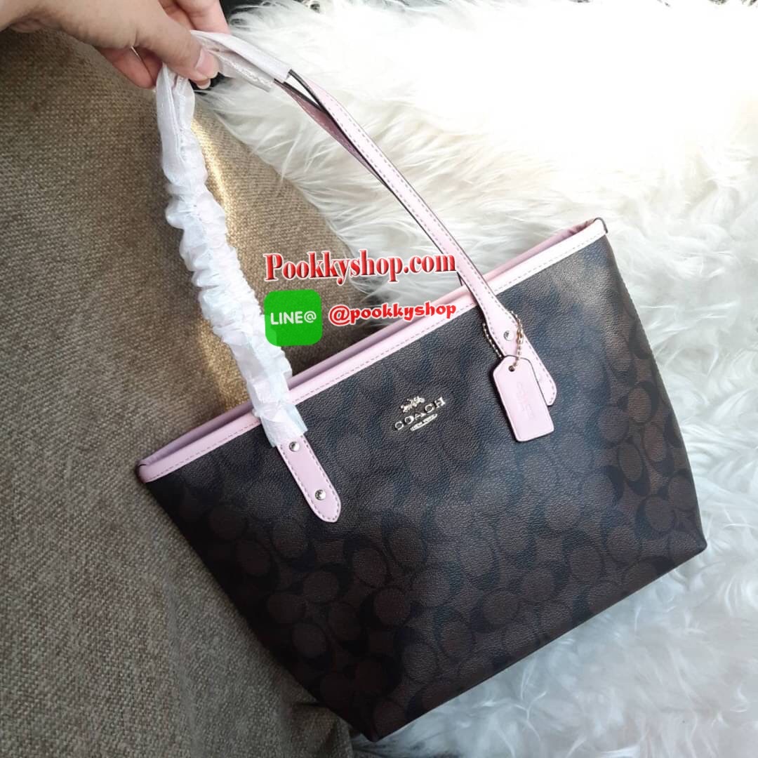 COACH F22969 MINI CITY ZIP TOTE IN SIGNATURE CANVAS กระเป๋าถือทรงโท้ท ไซส์มินิ น่ารักน่าใช้ สะพายคล้องไหล่ได้เก๋ๆ เห็นใบเล็กแบบนี้ จุของแน่นๆไปเลยจ้า!! 😘 สีสวยคม วัสดุหนังแคนวาสคุณภาพ ปากกระเป๋าเปิด-ปิดด้วยซิป กันของหล่นได้ ถือไปไหนก็ได้ ถ่ายรูปชิ