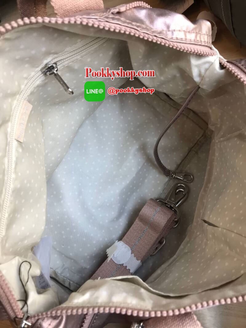 Kipling Art Mini Shoulder Bag จากMayday’s Collection กระเป๋าถือหรือสะพาย วัสดุPolyamide 100% ขนาดกลาง น้ำหนักเบา รุ่นนี้เก็บทรงได้ตามแบบฉบับของ Art mini ช่องซิปและช่องการใช้งานมีให้เป็นสัดส่วน มาพร้อมmonkey Pompom และสายสะพายถอดและปรับได้ฟรีไซส์ ใช้งานได้