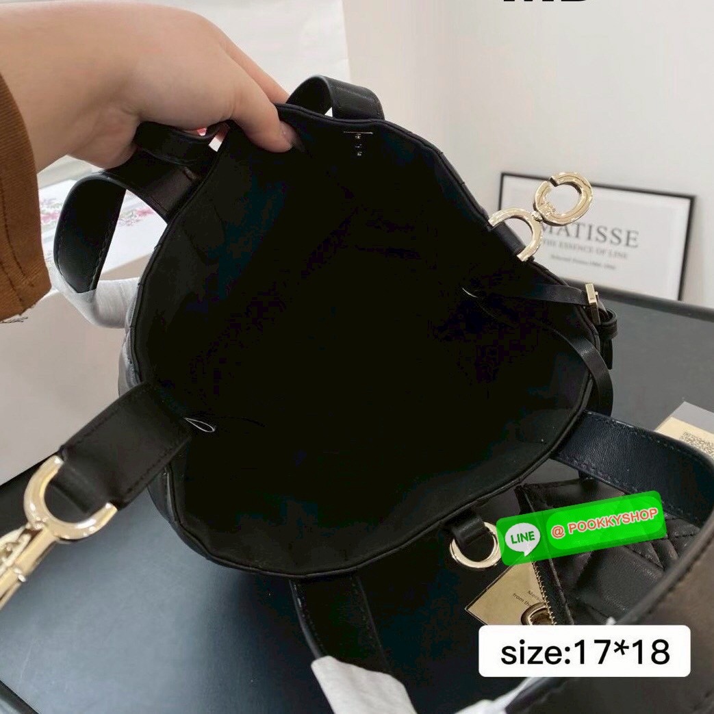 Dior Small Dior Toujours vertical tote bag 18cm กระเป๋าสะพายทรงบัคเก็ตไซส์ใหม่กะทัดรัด คลาสสิคหนังสวยหรูหราเกินราคา ดีไซน์นุ่มนวลทันสมัย ภายในโล่งกว้าง อัฟลุคปังได้ไม่ยากเลยสำหรับใบนี้ เป็นไอเท็มที่ควรมีไว้ติดบ้านอีกใบเลยน้า