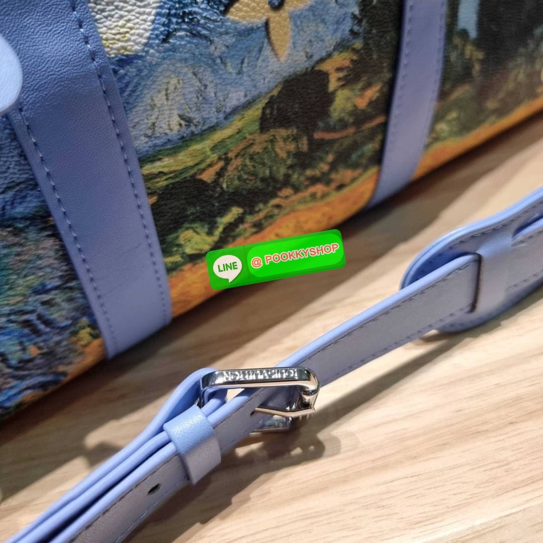 LV×Jeff koons van gogh keepall travel bag 🔆 Details ใหม่ล่าสุด กระเป๋าเดินทางสุดคลาสสิค ไซส์ใหญ่จุใจ ไอเท็มที่จะทำให้การเดินทางไม่ธรรมดาอีกต่อไป ด้วยดีเทลความเป็นเอกลักษณ์ ลงลวดลายภาพวาดโดดเด่นไม่ซ้ำใคร เปิด-ปิดด้วยซิปแน่นหนา มีกุญแจล็อคได้ มีสายส