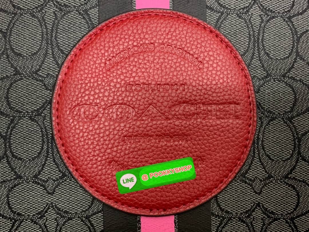 New arrival! 🌈รุ่นใหม่ห้ามพลาดค่ะ! Coach Dempsey Camera Bag In Signature Jacquard With Stripe And Coach Patch ((1912)) พร้อมส่งที่ไทย! กระเป๋าสะพายครอสบอดี้ร์กรือสะพายข้างได้ วัสดุJacquard+หนังแท้ สวยงามมากๆค่ะ ด้านหน้ามีป้ายวงกลมหนังโลโก้แบรนด์ เ