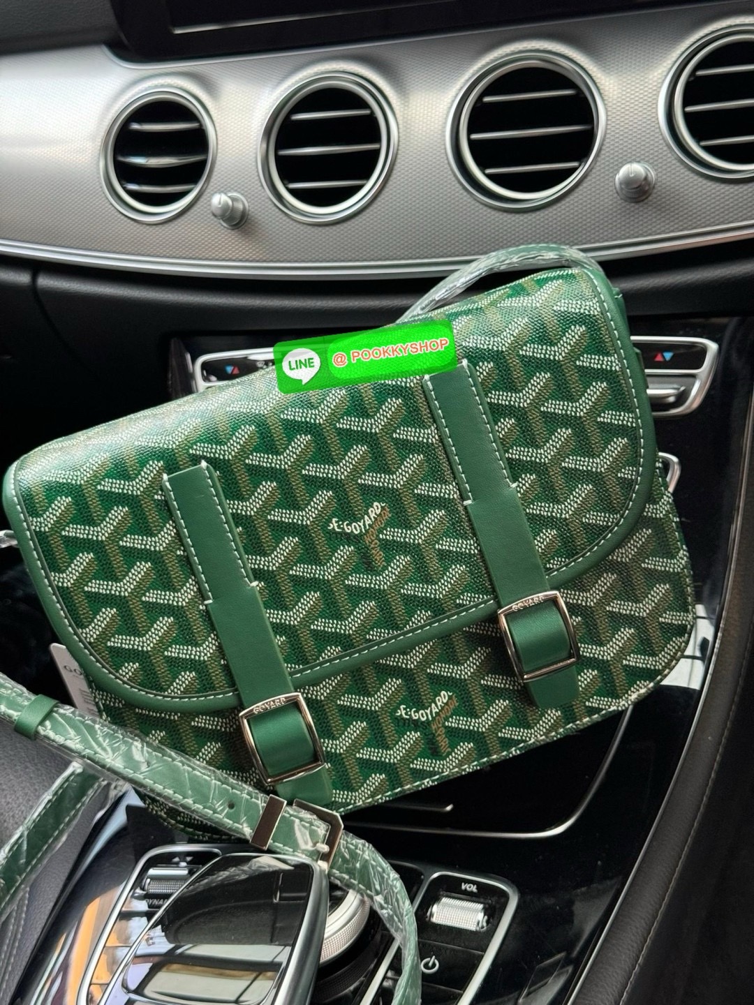 Goyard Belvedere Messenger ถูกออกแบบให้มีน้ำหนักเบาเพื่อความคล่องตัวสามารถใส่สิ่งของ ได้อย่างสบายและถือได้ว่าเหมาะอย่างยิ่ง สำหรับการใส่หลากหลายโอกาสด้วยสายสะพายแบบสะพายข้าง และฝาปิดกระเป๋าทั้งสองฝั่งที่แน่นหนา และยังมีการเพิ่มลูกเล่นด้วย ช่องใส่ของทางด้า