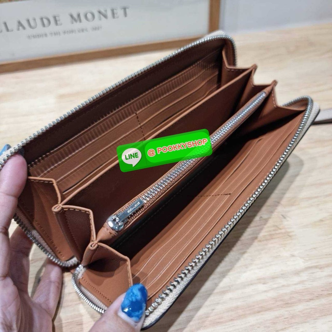 🔆 Model COACH CJ373 LONG ZIP AROUND WALLET WITH FLORAL PRINT 🔆 Details กระเป๋าสตางค์ใบยาว คอลเลคชั่นใหม่ กับดีไซน์ใหม่ ลวดลายดอกไม้สดใสรอบใบโดดเด่น สะดวกใช้งานและขนาดกำลังเหมาะมือมากๆ รูดใช้งานด้วยซิปรอบใบ ภายในแบ่งสัดส่วนไว้อย่างดี มีทั้ง