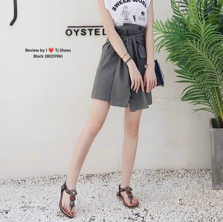 พร้อมส่งรุ่นนี้เกร๋มากบอกเลย รองเท้ารัดส้นนำเข้า ใส่นิ่มสบายมาก พื้นรองเท้าเกาะพื้น ช่วยกันลื่นได้ดี จับแมทกับชุดง่าย ใส่แล้วดูเกร๋ดูน่ารักมากๆ แถมใส่ได้ตลอด ไม่มีเอ้าท์ ของจริงงานดี สวยตรงปกแน่นอน เพราะทางร้านถ่ายรูปจากสินค้าจริง สวยเป๊ะมาก ควรมีไว้เป็นค