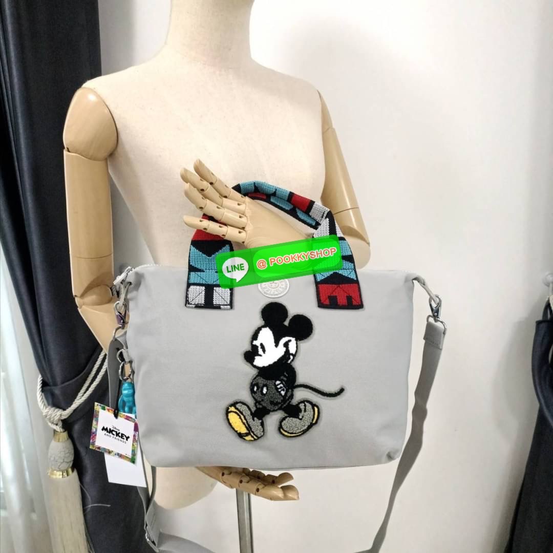 Kipling KALA Mini Disney's Mickey Mouse Handbag กระเป๋าถือหรือสะพาย วัสดุ Polyamide+Polyester รุ่นใหม่ล่าสุด Collection Mickey's ลายน่ารัก ผิวสัมผัสนุ่ม ลื่น พร้อมตัวการ์ตูน Mickey Mouse ไหมพรม ตกแต่งด้านหน้า ช่องหลักโล่งกว้าง พร้อมช่องแยกด้านข้