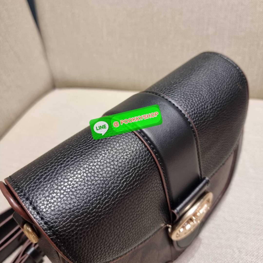 COACH C3593 GEORGIE SADDLE BAG IN COLORBLOCK SIGNATURE CANVAS WITH RIVETS ยกระดับความหรูให้กับตัวเองกันหน่อย ด้วยกระเป๋ารุ่นนี้!! ครอสบอดี้ที่ดีไซน์หรู อัพเลเวล ในราคาที่จับต้องได้ วัสดุหนังแคนวาสเคลือบสลับหนังเรียบ พิเศษไปอีกตกแต่งขอบด้วยหมุด เพิ่มดีเทลก