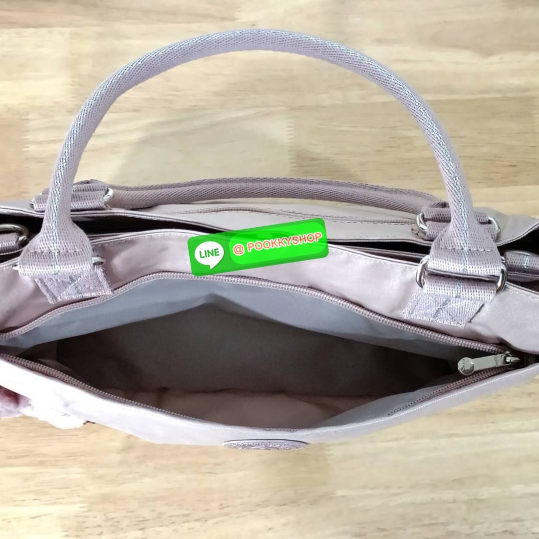 KIPLING Caralisa bag กระเป๋าถือหรือสะพาย วัสดุ Polyester เคลือบผิวกันน้ำ รุ่นใหม่จสก kipling เหมาะสำหรับวันทำงาน หรือ ใช้สะพายในชีวิตประจำวัน สามารถใส่กระดาษ A4 หรือ Ipad /Tablet ได้ถึง 11 นิ้ว