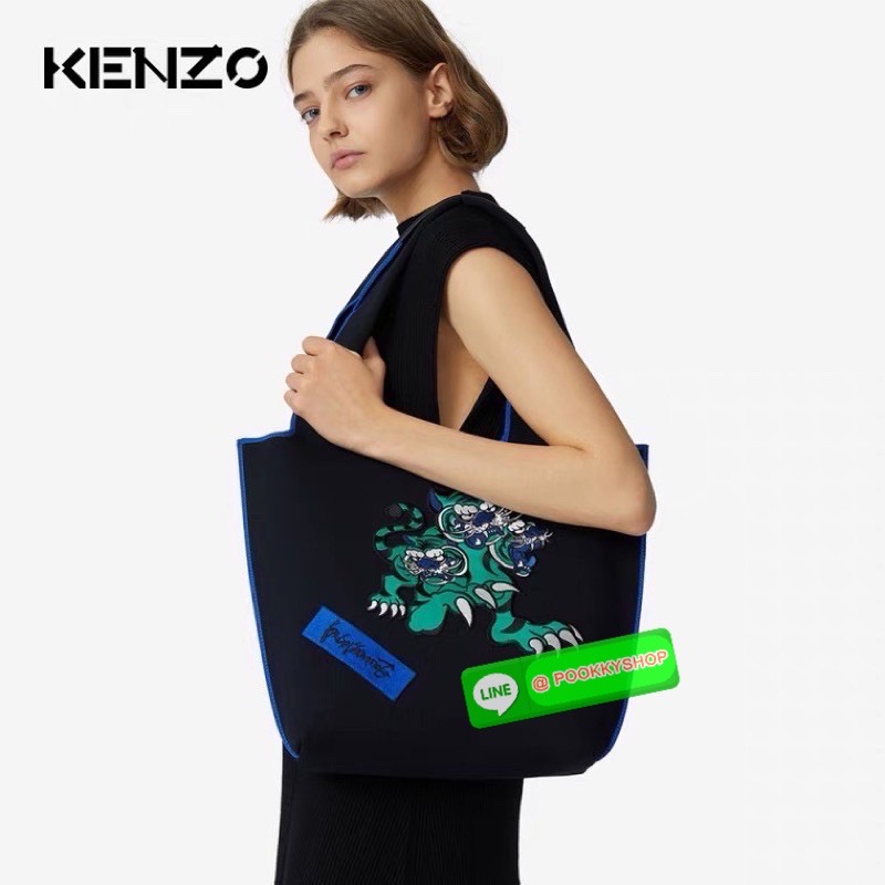 🚚 พร้อมส่ง 🚚 KENZO X KANSAI YAMAMOTO TIGER TOTE BAG กระเป๋าสะพายไหล่ ทรง โท้ทิสี ดำ และ น้ำเงินเข้ม x คันไซ ยามาโมโตะ Three Tigers จาก KENZO โดดเด่นด้วยลวดลายปัก วัสดุเป็นผ้าอย่างหนานุ่มคุณสมบัติพิเศษเฉพาะแบรนด์ น้ำหนักเบามากๆ หูหิ้วด้านบน