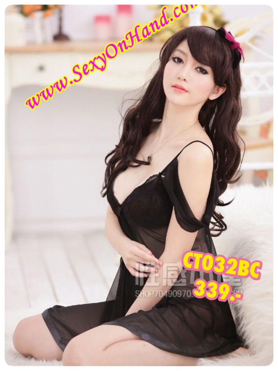 ชุดนอนเซ็กซี่ ชุดนอน ซีทรู สีดำ แต่งผ้าลูกไม้ที่หน้าอกและขอบชุดเป็นริบบิ้น สายเดี่ยวแบบเปิดไหล่ และสายคล้องไขว้ช่วงอกเพิ่มความเซ็กซี่ สายปรับชุดระดับได้ เนื้อผ้าหรู เกรดพรีเมี่ยม ทิ้งตัวมีน้ำหนัก หรูมากคะ