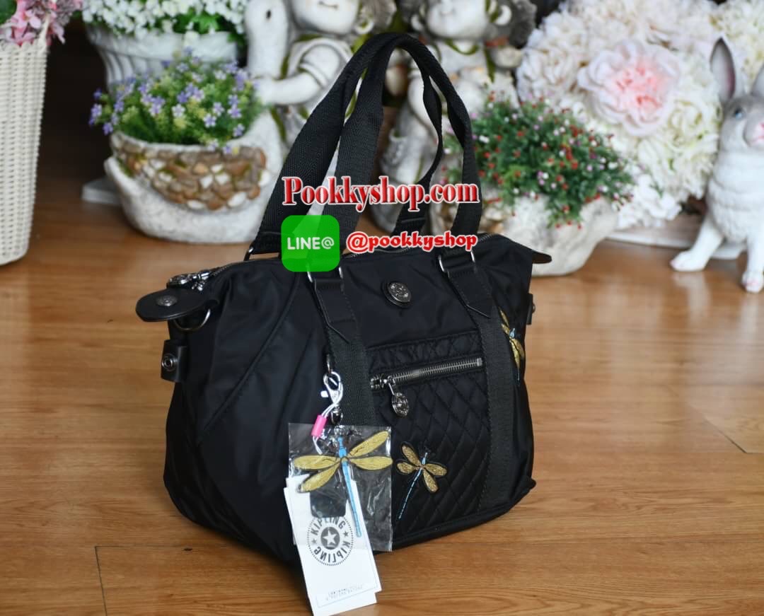 KIPLING X CHRISTINE LAU COLLECTION กระเป๋า collection ใหม่ล่าสุดจาก Kipling วัสดุ Nylon ด้านหน้าประดับแมงปอที่เป็นโลหะ สีสันสดใสน่ารัก สามารถเก็บปีกให้กระเป๋าดูเล็กลงได้ ด้านในมีช่องซิป 1ช่อง และช่องใส่ของจุกจิ๊กอีก2ช่อง ด้านหน้ามีช่องซิป 1ช่อง สะดวกใช้ ม