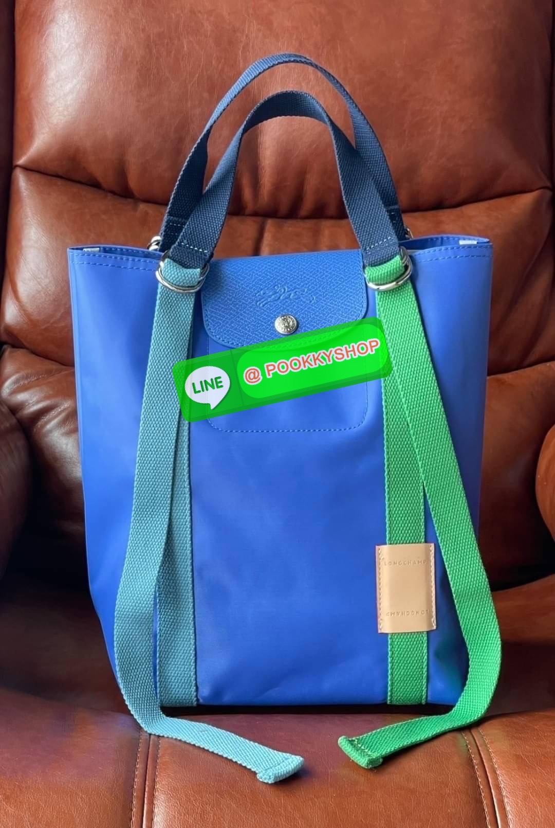 💕LONGCHAMP LE PLIAGE RE-PLAY Tote bag S เป็นอีกรุ่นที่น่าสนใจในการออกแบบ กระเป๋าโท้ทแนวตั้งที่กว้างขวางมีน้ำหนักเบา ใช้งานได้จริง ปิดด้วยกระดุมแป๊กและสามารถถือด้วยมือ สะพายไหล่ และสะพายข้างลำตัว Le Pliage Re-Play เวอร์ชันใหม่นี้ยังคงเติมชีวิตชีวา