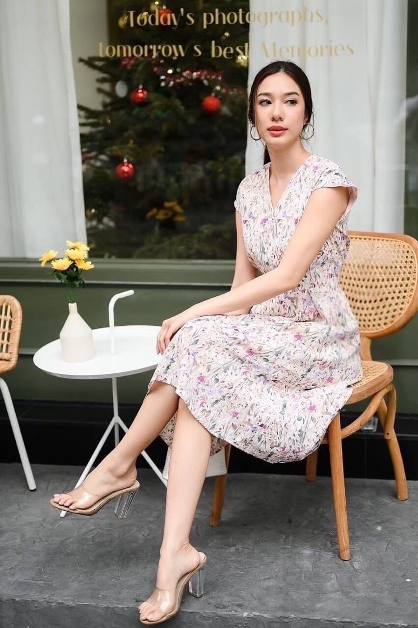 Dress ผ้าลายคอเหลี่ยมแขนยกไหล่นิดหน่อย ทรงเข้ารูปต่อเอวใส่ออกมาคือพอดีตัว ผ้าสวยเนื้อนิ่มลื่น ใส่สบาย งานซับในเย็บเก็บชาย ซิปหลังซ่อน