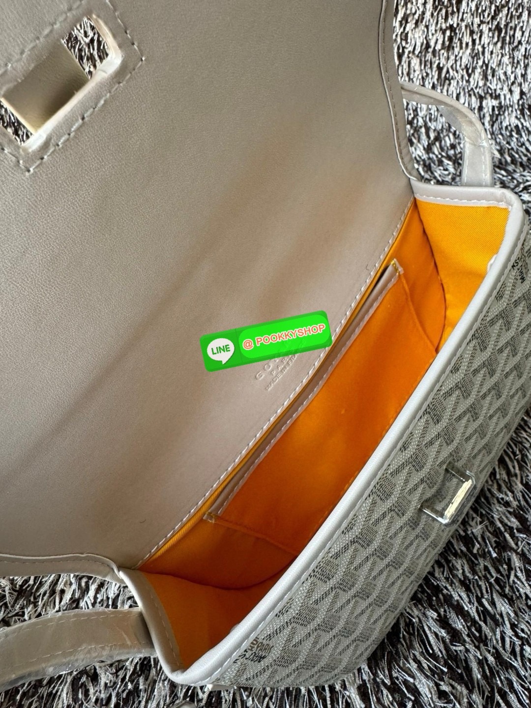 Goyard belvedere pm แบรนด์ดังจากฝรั่งเศส เรัยบหรูแต่ดูสง่า สะดุดตาด้วยลายเฉพาะตัว วัสดุที่นำมาตัดเย็บกระเป๋าเป็นวัสดุผ้าใบ Canvas ที่มีชื่อเรียกว่า “Goyardine” ซึ่งเป็นผ้าใบที่เป็นการผสมผสานระหว่างผ้าฝ้าย (Cotton), ผ้าลินิน (Linen) และ ผ้าป่าน (Hemp) ทำกา