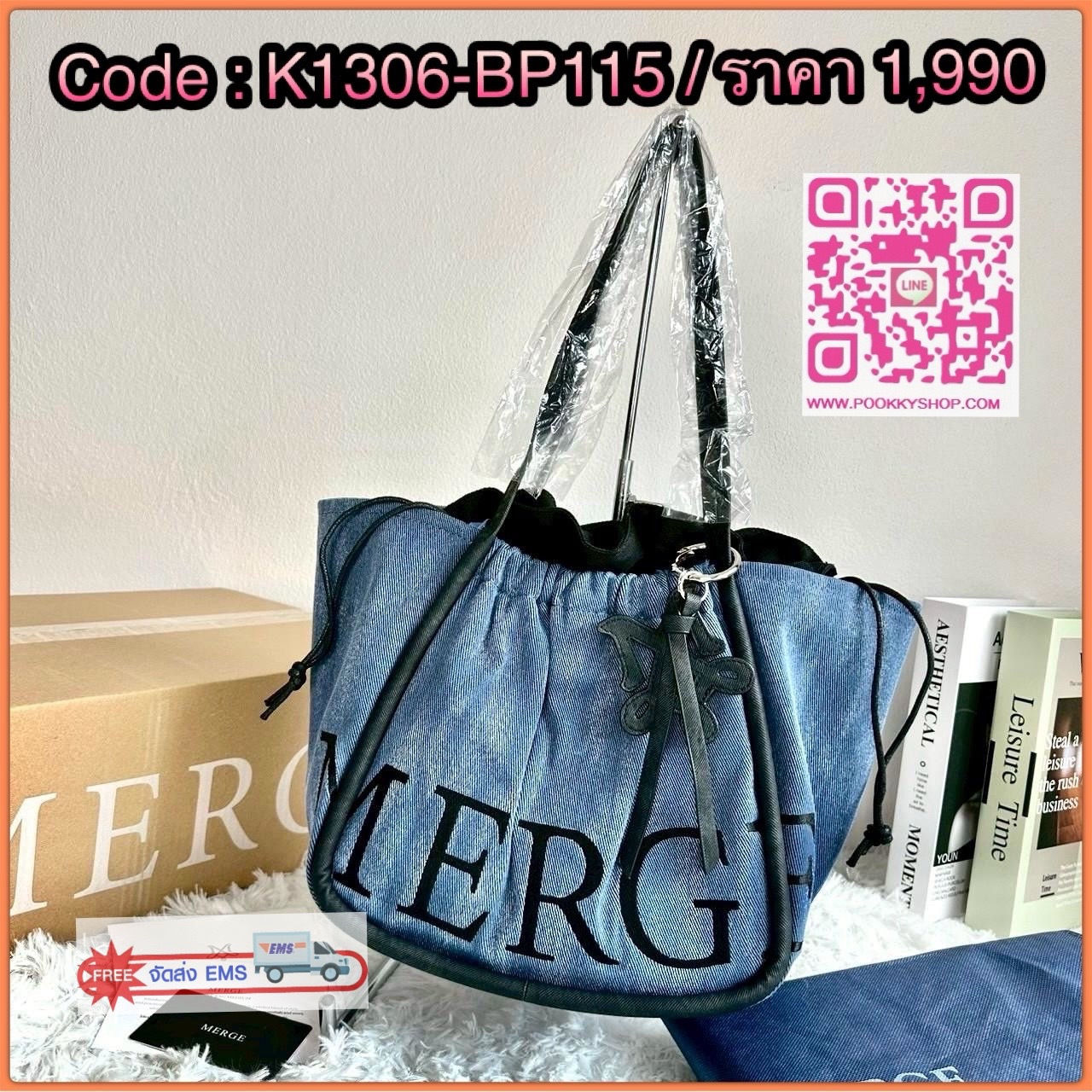Merg A Day Bag Medium เฉดสีใหม่ 2 สี Smoky Denim กระเป๋ายีนส์ทรงโท้ท ดีไซน์เรียบเท่แต่มีลูกเล่นด้วยเชือกรูด เปิด-ปิดสะดวก ใบใหญ่จุของได้เยอะ มาพร้อมช่องด้านในและตัวล็อกสายคล้องกุญแจเพิ่มความปลอดภัย เหมาะกับสาวสายชิคที่ชอบสไตล์ลำลองแต่ยังดูมีคลาส ขนาดกระเป
