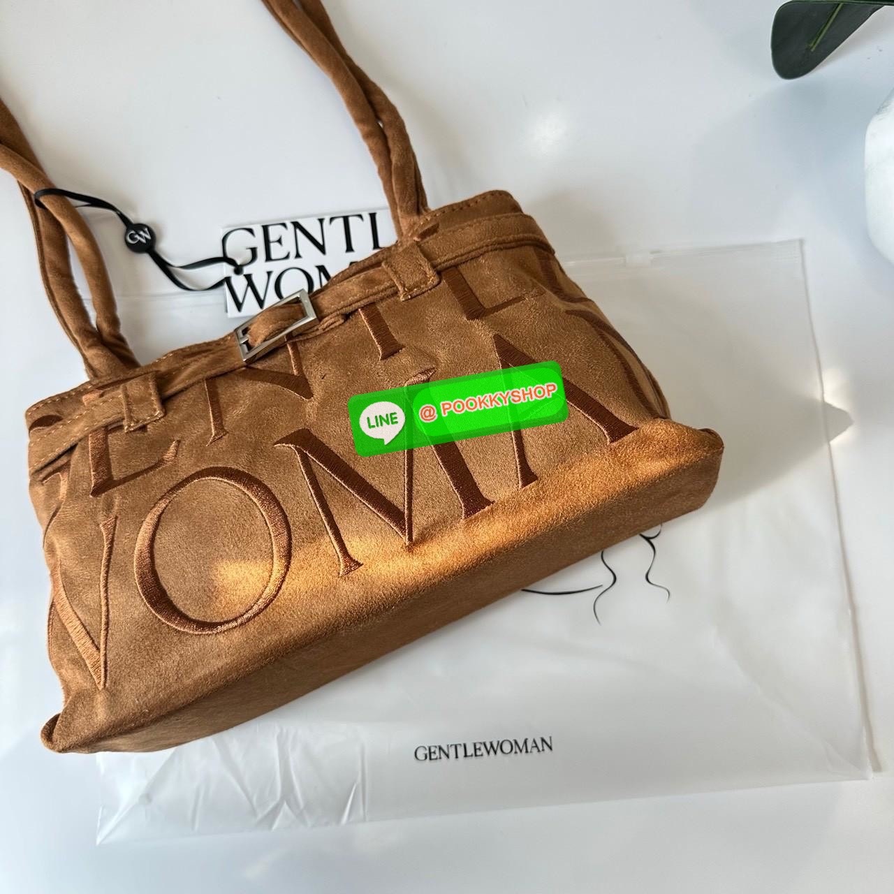 GENTLEWOMAN SUEDE BALLERINA BAG 🔖กระเป๋า Ballerina Bag ในวัสดุหนังกลับ (suede edition) พร้อมโลโก้ปักสีเดียวและรายละเอียดหัวเข็มขัด ทำให้ดูเก๋มีสไตล์โดดเด่น 🔖วัสดุ: หนังกลับ 🔖เปิด-ปิดแบบสแน๊บแม่เหล็ก ภายช่องโล่งกว้างจุของได้เยอะ