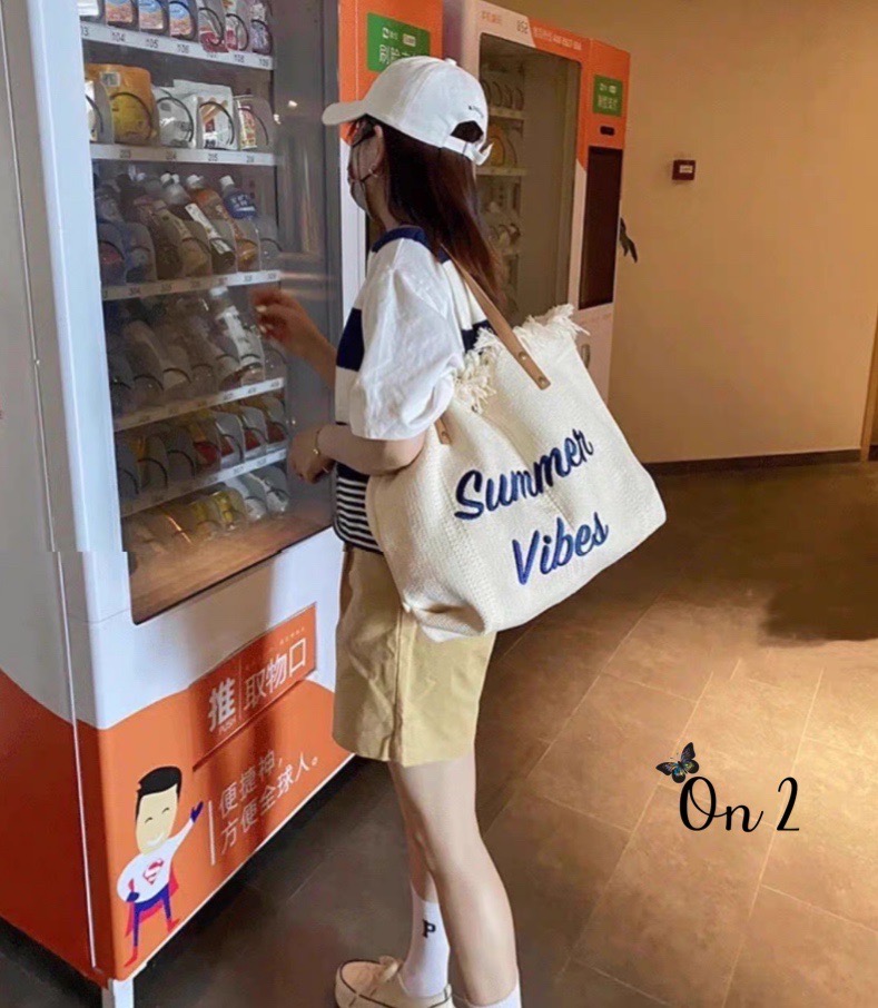 กระเป๋าสะพายแฟชั่นทรงชอปปิ้ง แต่งขอบปล่อยพู่ดูเก๋ ใบใหญ่ใช้งานง่าย จุของได้เยอะเลยค่ะ มีกระดุมปิดค่า