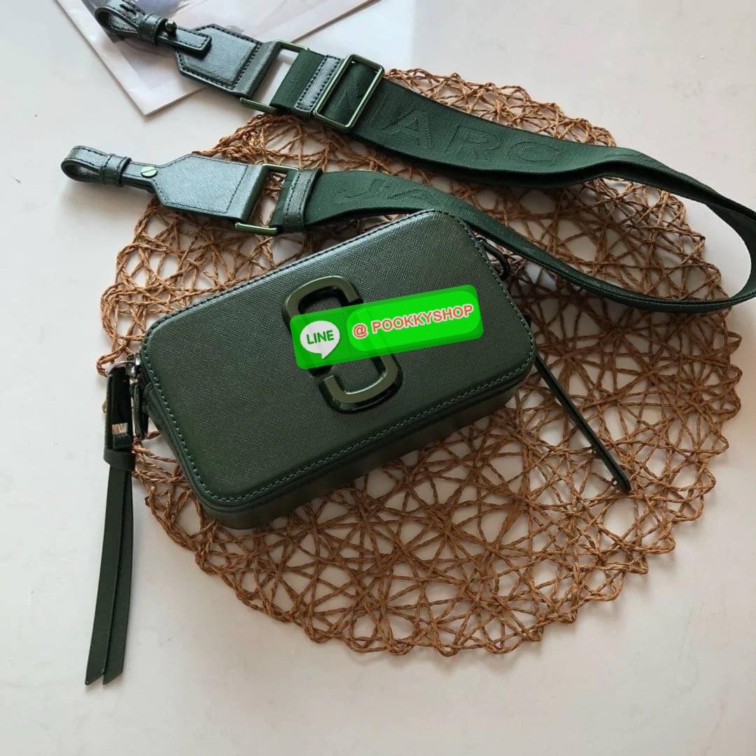 💕 Marc Jacobs Snapshot Bag กระเป๋าแบรนด์ดังจากสัญชาติอเมริกัน นับได้ว่ารุ่นนี้เป็นรุ่นทรงฮิตของ marc jacobs เลยทีเดียว โดยด้านหน้ากระเป๋าจะเป็นโลโก้แบบโลหะที่เป็นสัญลักษณ์ของแบรนด์นี้ มาพร้อมสายสะพายที่จะสะพายยังไงก็ดูโดดเด่น เพราะขนาดใหญ่ที่สกรีน