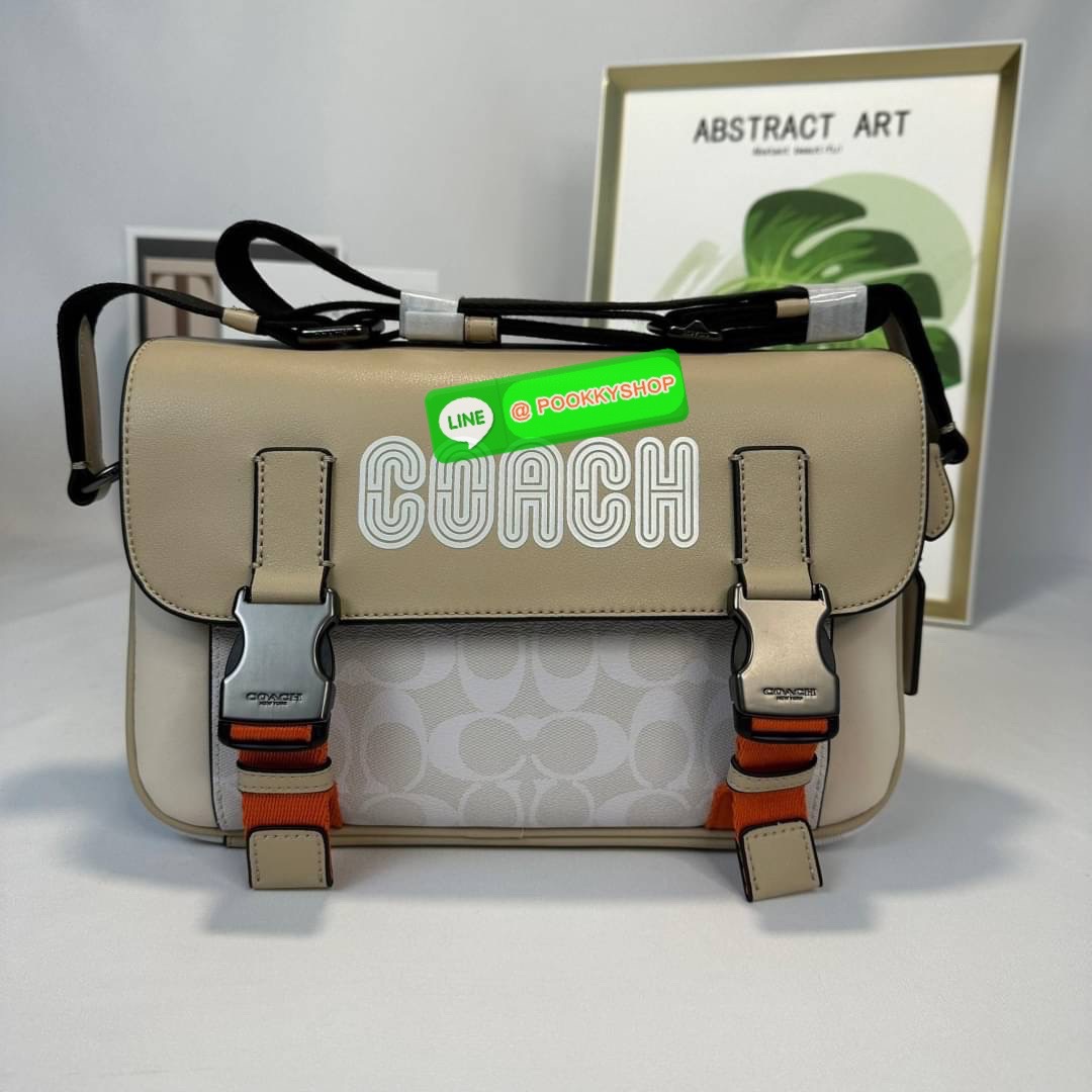 กระเป๋า COACH TRACK CROSSBODY IN COLORBLOCK SIGNATURE CANVAS (COACH C2725) กระเป๋าสะพายใบใหญ่ Unisex ที่เท่ได้ทั้งชายและหญิง วัสดุหนังแท้ หนังนิ่ม สัมผัสมือดีมากๆ เก็บดีเทลด้วยหนังแคนวาสคุณภาพ เนียบคมกริบ อยู่ทรงสวย ขนาดกำลังดี ไม่เล็ก ไม่ใหญ่เกินไป ด้านใ