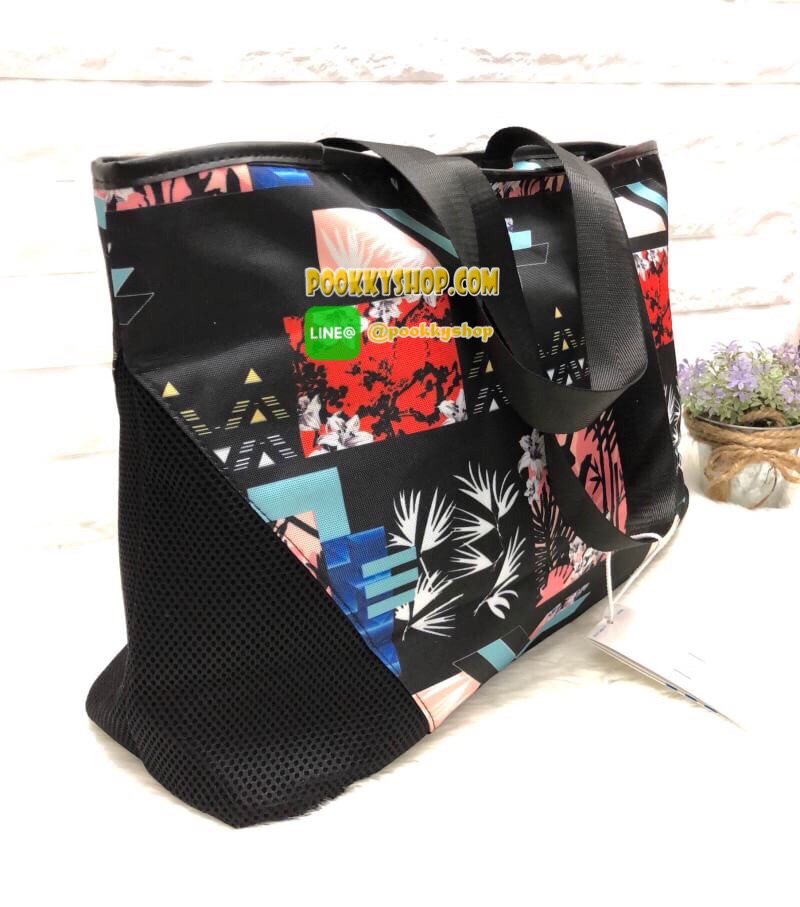 New !!! ADIDAS SOCCER SHOPPER BAG พร้อมส่งค่ะ กระเป๋าผ้าแคนวาส ทรงสปอร์ต ลายกระเป๋าสีสันสดใส น่าใช้มากๆค่ะ ด้านหน้ามีโลโก้แบรนด์ เปิดปิดกระเป๋าแบบซิป ภายในกว้าง ใส่ของจุ มีช่องซิปและช่องเล็กใส่ของจุกจิกค่ะ รุ่นนี้น้ำหนักเบา ใบจริงน่าใช้ จะพกพาวันสบายๆ หรื