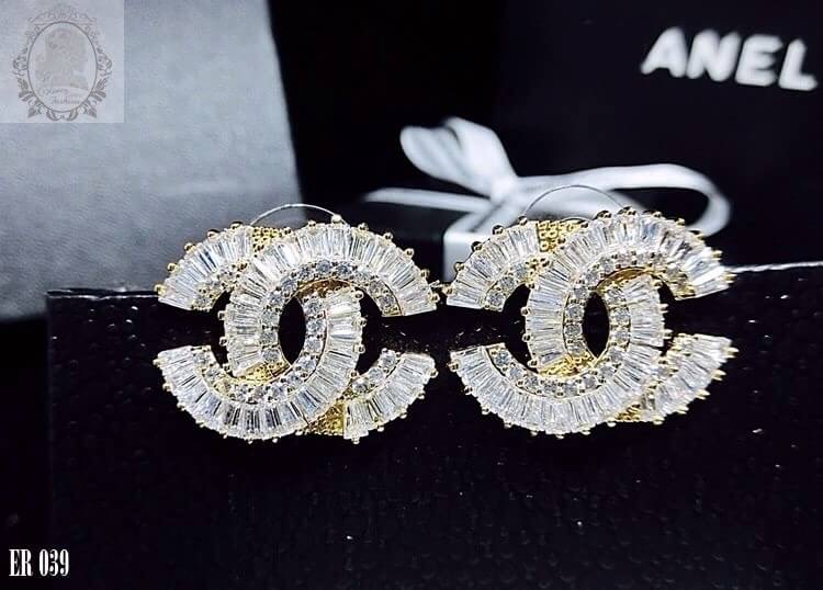 ต่างหู โลโก้ cc ขนาดใหญ่ ชั้นในเป็นเพชรกลมชั้นนอกเป็นเพชรเหลี่ยมคุชชั่นไซร์เล็กเรียงขึ้นไฟสุดๆ