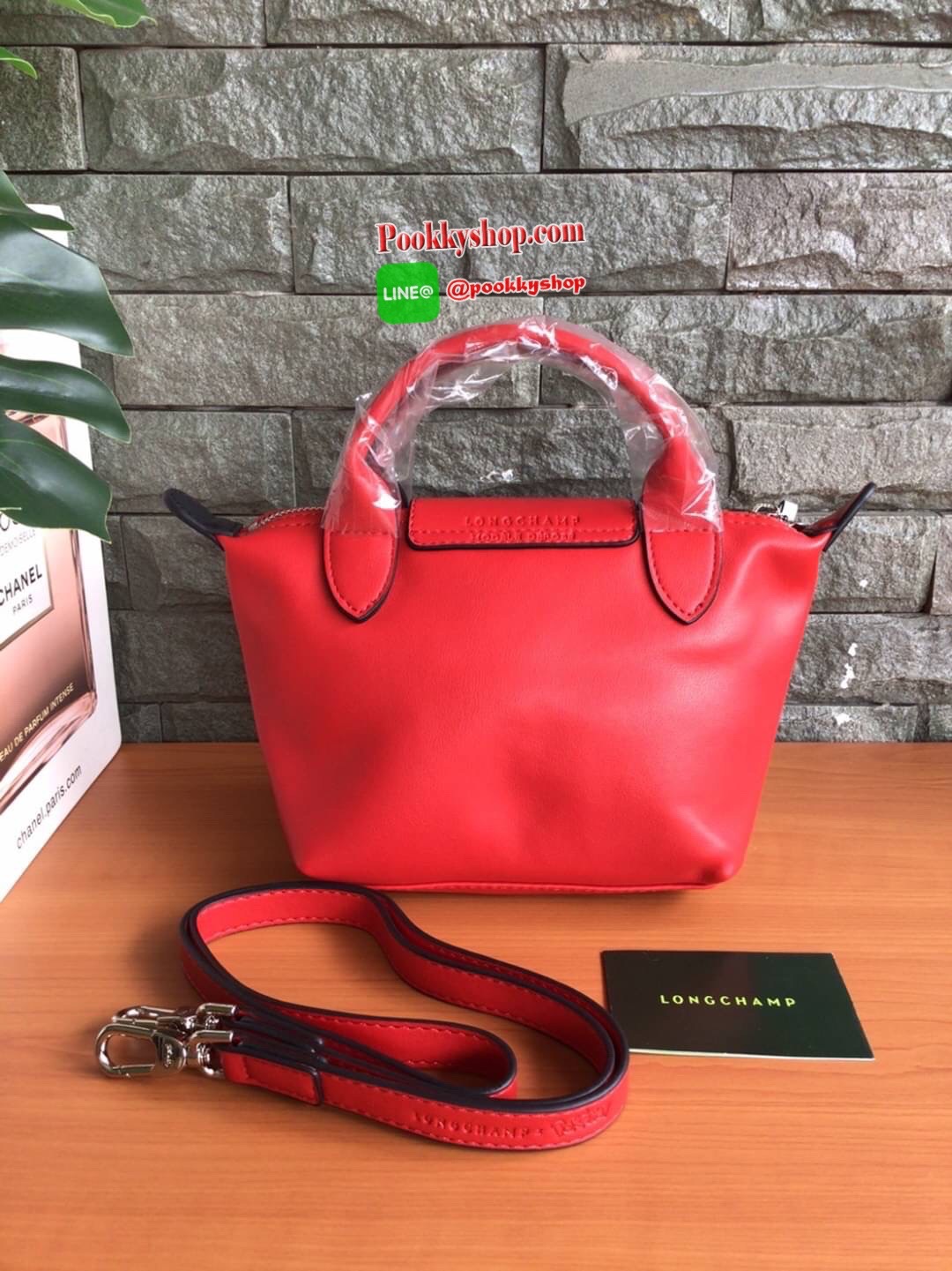 🚚 พร้อมส่ง 🚚 LONGCHAMP X POKE’MON TOP HANDLE BAG XS ขนาด มินิ รุ่น 1500 Collection LE PLIAGE CUIR Fall/ Winter เรียบหรูอย่างฝรั่งเศสกับความน่ารักคาวาอิแบบญี่ปุ่นมาผสม ซึ่งจะเป็นการนำเอาลวดลายพิคาชูมารังสรรค์ลงในกระเป๋าสุดคลาสสิกของแบรนด์ ก