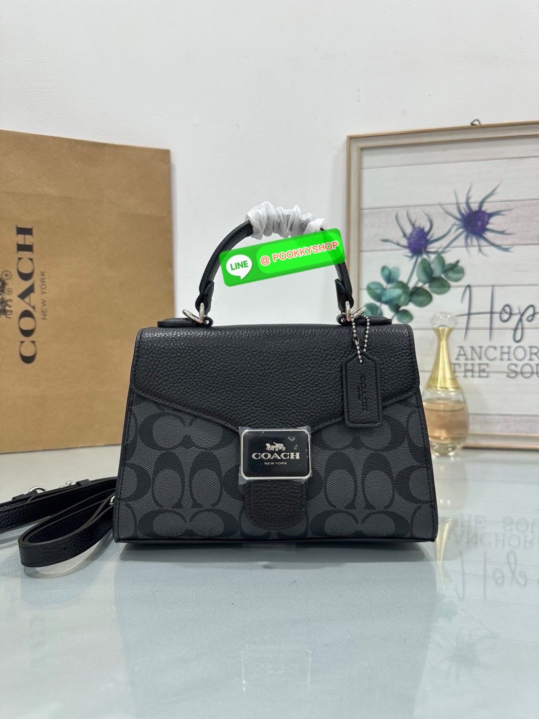 “Classic elegance with a modern twist.” Coach Pepper Satchel – กระเป๋าทรง Satchel ที่ผสานความคลาสสิกและความทันสมัยได้อย่างลงตัว วัสดุคุณภาพเยี่ยม ผสมผสานระหว่างหนังและผ้าแคนวาสลายซิกเนเจอร์ของ Coach เหมาะสำหรับวันทำงานหรือวันพักผ่อน เพิ่มความหรูหราให้กับท