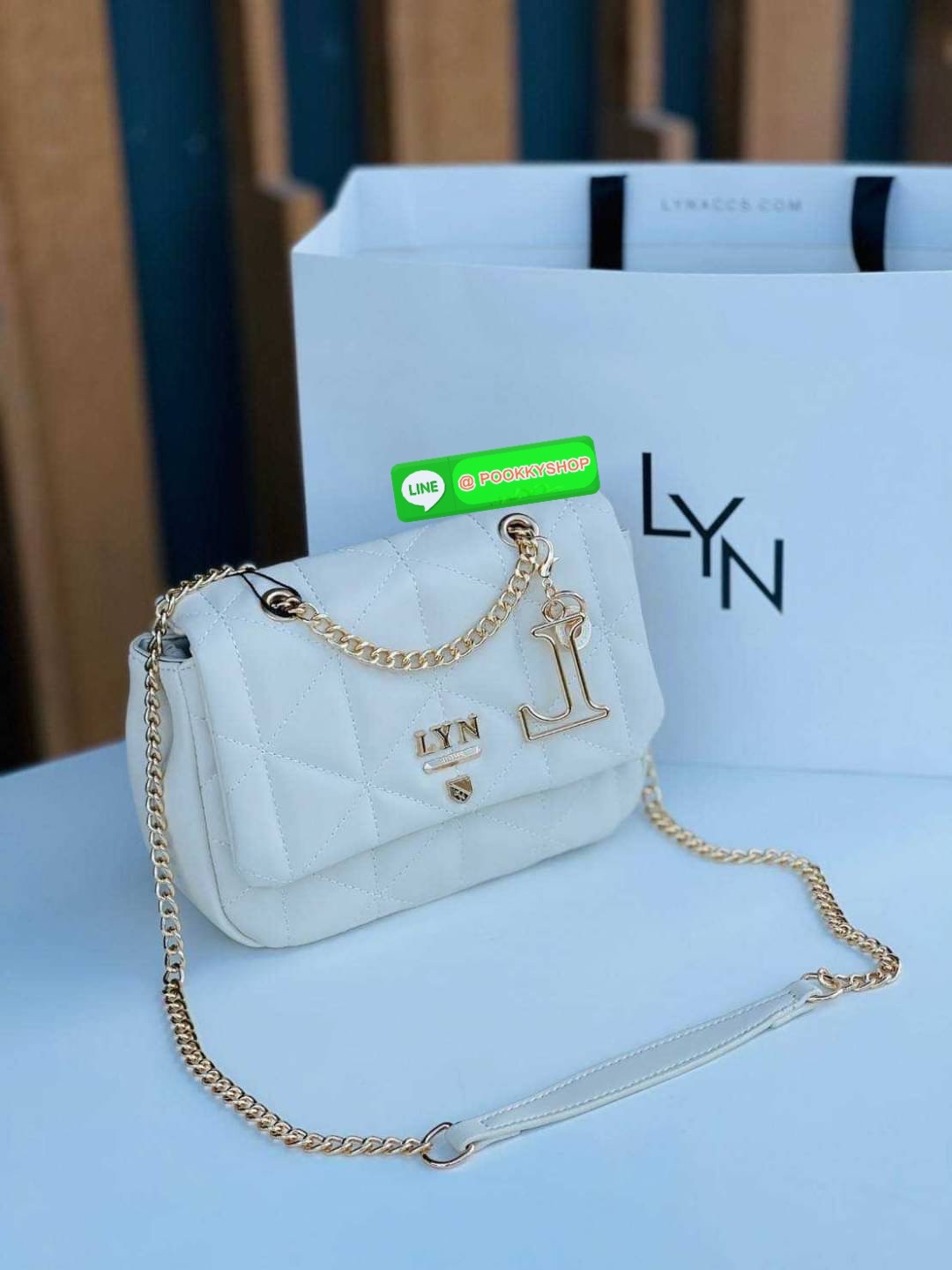 Lyn ลายตารางสุดฮิต หนังนิ่ม ตั้งอยู่ทรง ประดับพวงกุญแจรูปตัว L เปิดปิดด้วยกระดุมแม่เหล็ก สะดวกใช้