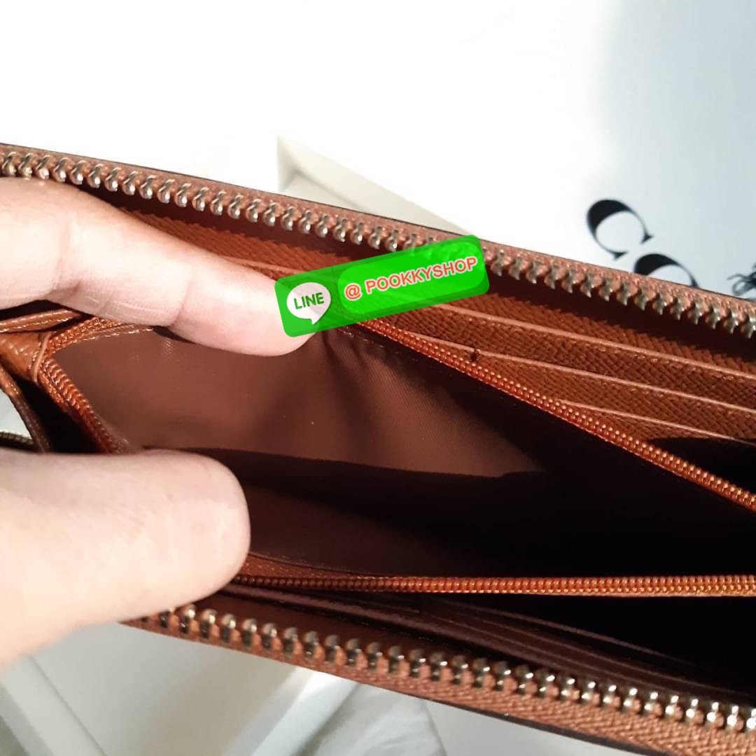 COACH F31778 ACCORDION ZIP WALLET IN SIGNATURE CANVAS WITH DAISY BUNDLE PRINT กระเป๋าสตางค์ใบยาว ลวดลายดอกเดซี่ น่ารักน่าใช้มากๆ พื้นเป็นลายซีเอกลักษณ์ วัสดุหนังแคนวาสเคลือบลาย เปิด-ปิดด้วยซิปรอบ ใส่มือถือได้ ใส่บัตร ใส่ธนบัตรได้สบายๆ พกใบนี้รับรองวางไม่ล