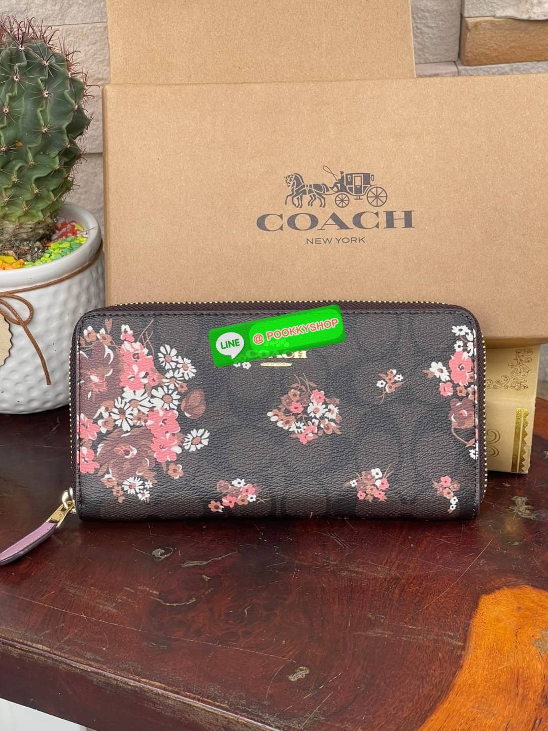 COACH ACCORDION ZIP WALLET IN SIGNATURE CANVAS กระเป๋าสตางค์ใบยาวนี้ที่เหมาะกับการใช้งานทุกรูปแบบ นอกจากเพิ่มความมั่นใจแล้ว ยังทำให้ชีวิตของเราง่ายขึ้นอีกด้วย โดยการเปิดปิดแบบซิปรอบ สามารถใส่ธนบัตร เหรียญ บัตรต่างๆได้หลายใบเลยทีเดียว ขนาดของกระเป๋าสามารถถ