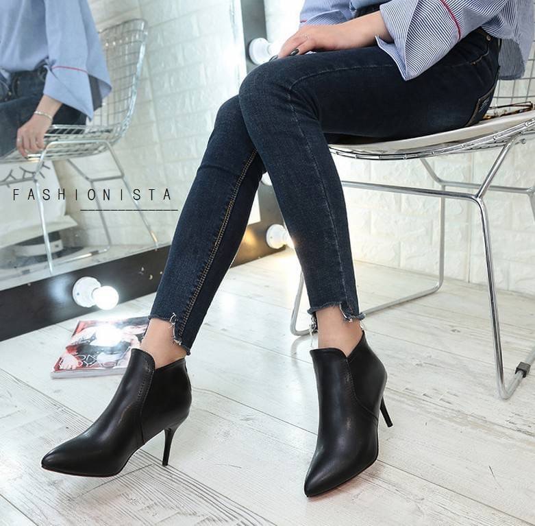 NEW ITEM สินค้ามาใหม่พร้อมส่งค่ะ แซ่บ สวย เผ็ด ฮ็อตพริกยกสวนนน งานสวยมากเว่อร์!! รองเท้าคัชชูกึ่งบู้ท วัสดุหนัง pu เนื้อหนาขึ้นทรงคุณภาพดี ทรงซิปหลัง ส้นสูง 8 c.m. ด้านหน้าแต่งหยักเพิ่มความเก๋ สามารถใส่แมชเสื้อผ้าได้หลายสไตล์มากๆค่ะ งานสวยตรงปกถ่ายจากสินค