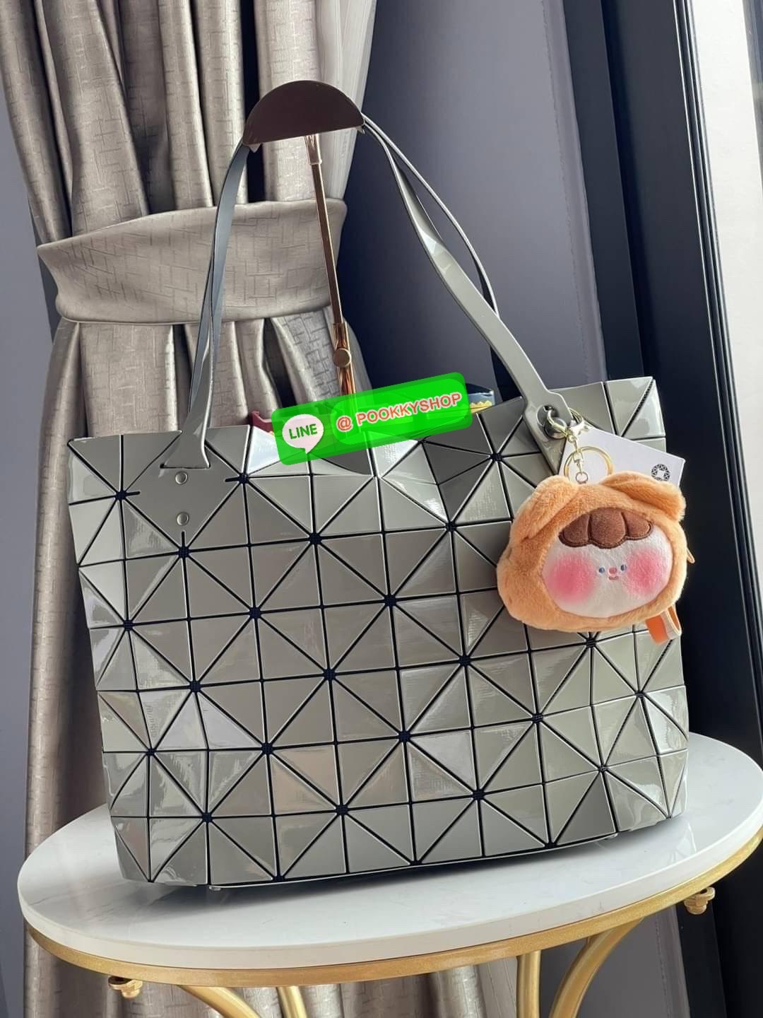 💕 Bao Bao Issey Miyake ROCK MATTE ซีรีส์นี้จะเป็นทรงสี่เหลี่ยมผืนผ้า มีซิปปิดด้านบน ถือเป็นรุ่นที่เหมาะกับการใช้งานในชีวิตประจำวัน สามารถพับมุมและบริเวณด้านล่างของกระเป๋าเพื่อเพิ่มความสะดวกสบายในการใช้งาน ทั้งยังช่วยให้วางกระเป๋าในแนวตั้งได้อีกด้ว