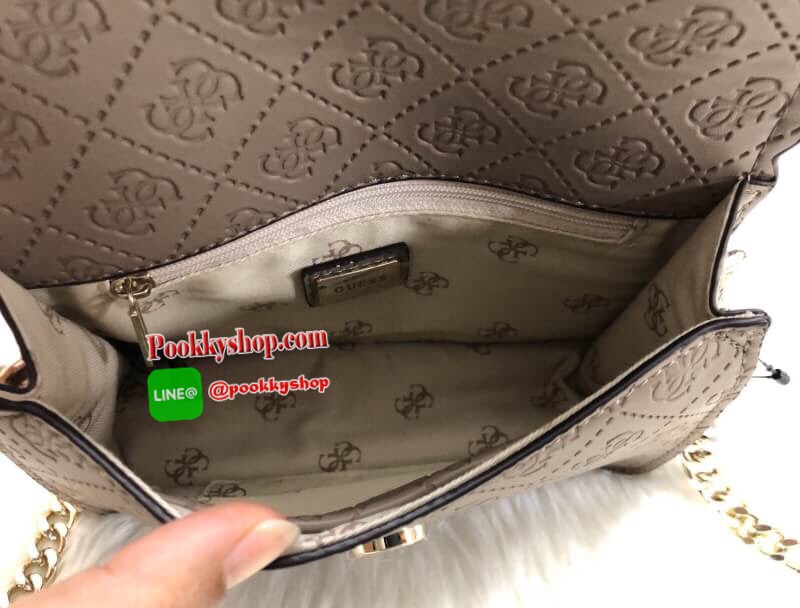 New arrival !!! GUESS Rayna Mini Faux Crossbody Bag 2018 กระเป๋าสะพายข้างหรือแบบครอสบอดี้ร์ได้ ลายหนังปั้มโลโก้แบรนด์ทั้งใบ หนังนิ่มมากกค่ะ!!! ด้านหน้ามีโลโก้แบรนด์ เปิดปิดกระเป๋าแบบกระดุมแม่เหล็ก ภายในโล่ง สมารถใส่มือถือรุ่น plus ได้;ตลับแป้งได้ค่ะ มีช่อ