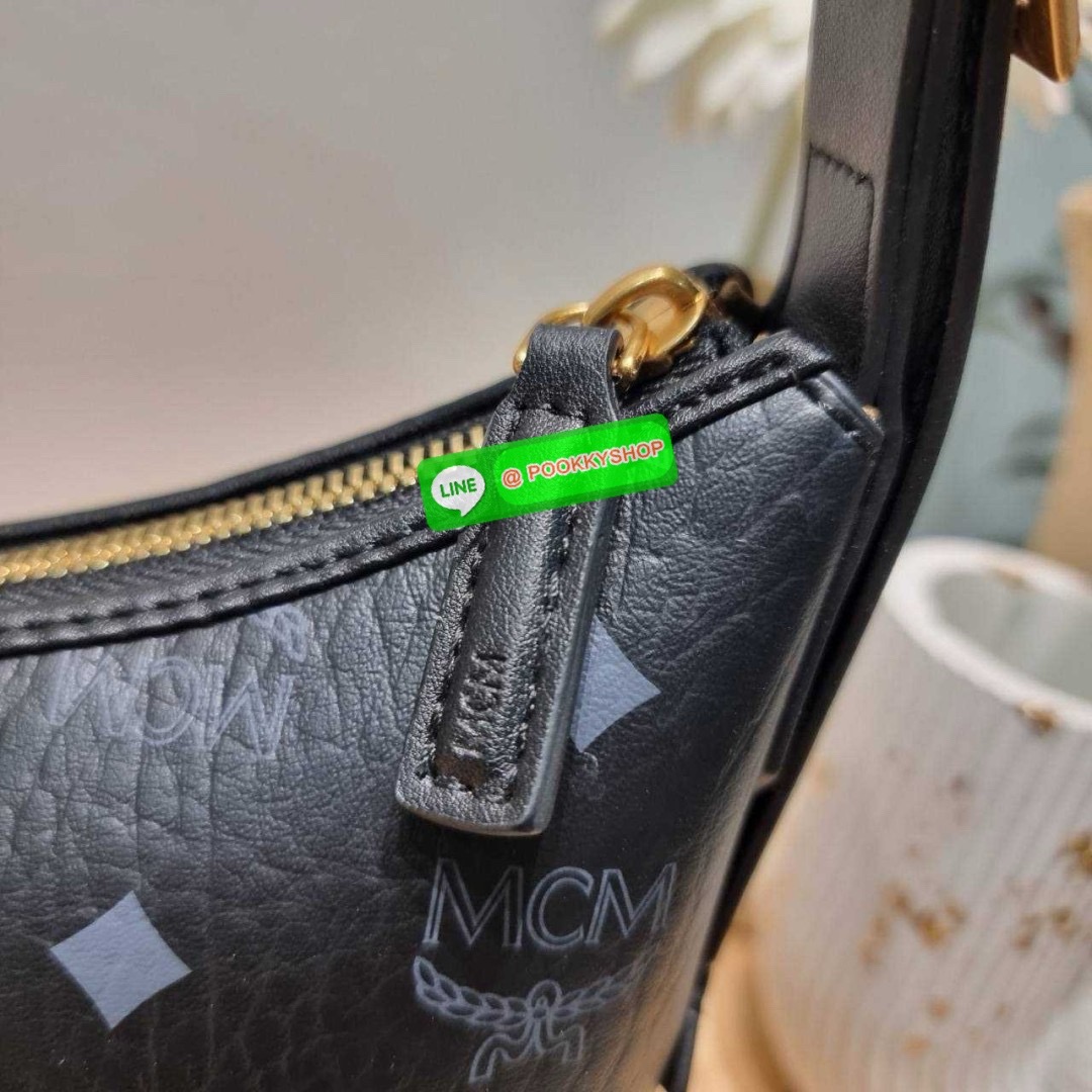 MCM AREN HOBO IN VISETOS 🔆 Details ฮอตฉ่ำมาก! กับกระเป๋าสะพายทรงโฮโบ ทรงสวยมาก ขนาดกำลังดี จุของได้เยอะ ใช้งานสะดวกด้วยการรูดซิป พิเศษแถมพวงหนังและชุดกุญแจล็อคมาให้ด้วย ถอดออกได้ นำไปใช้กับกระเป๋าใบอื่นได้ด้วย ภายในโล่งกว้าง ใส่ของสำคัญได้อย่างครบ