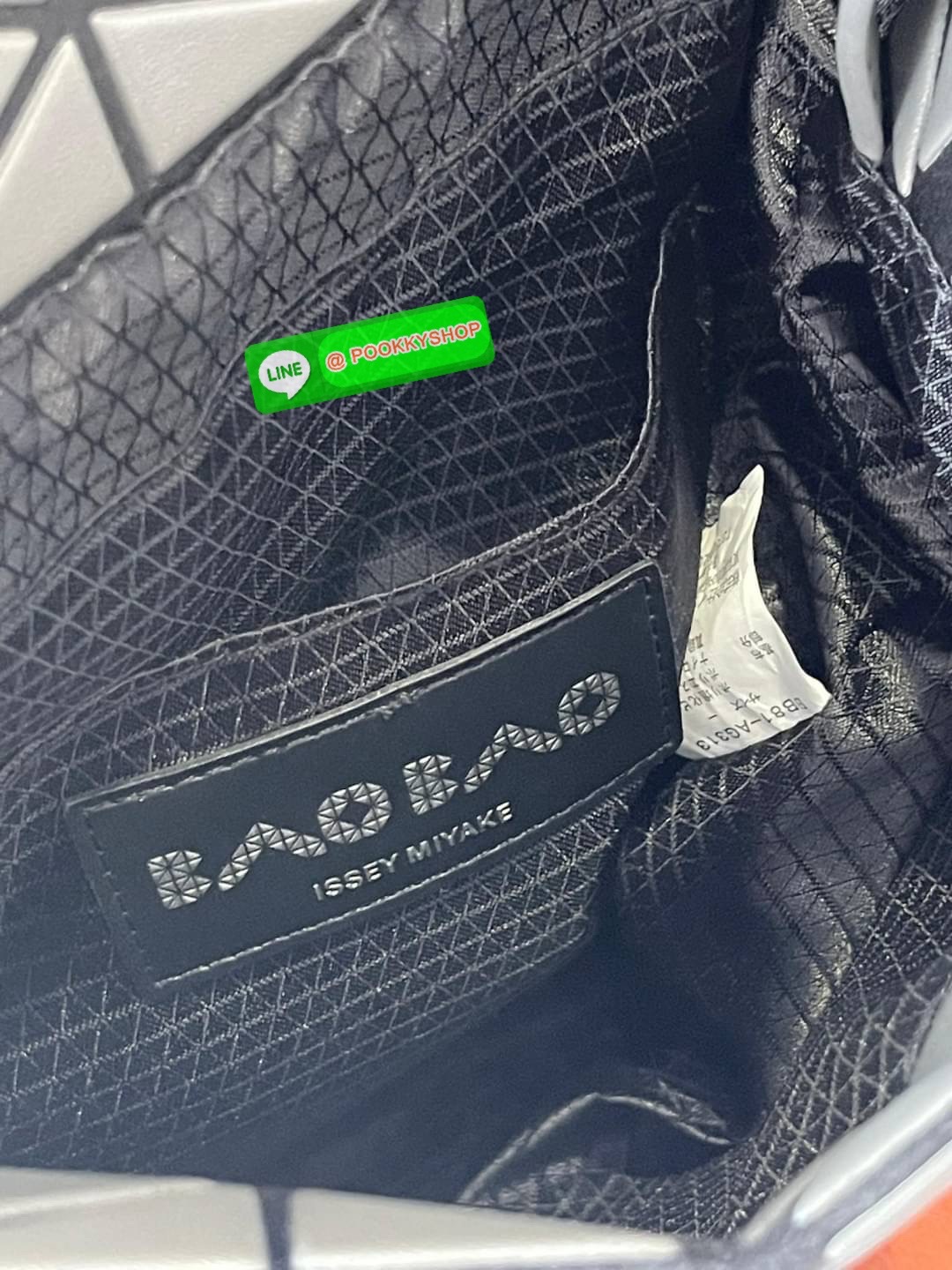 💕Baobao Issey Miyake Off-White Flap Messenger Bag(Large) สำหรับใครที่ต้องการใช้งานแบบเน้นการเคลื่อนไหวที่คล่องตัว แนะนำรุ่นนี้เลยคะ มาพร้อมแผ่นรูปทรงสามเหลี่ยมอันโดดเด่นแฝงไปด้วยความทันสมัยบ่งบอกถึงความเป็นเอกลักษณ์ของแบรนด์ได้เป็นอย่างดี ซึ่งสายส