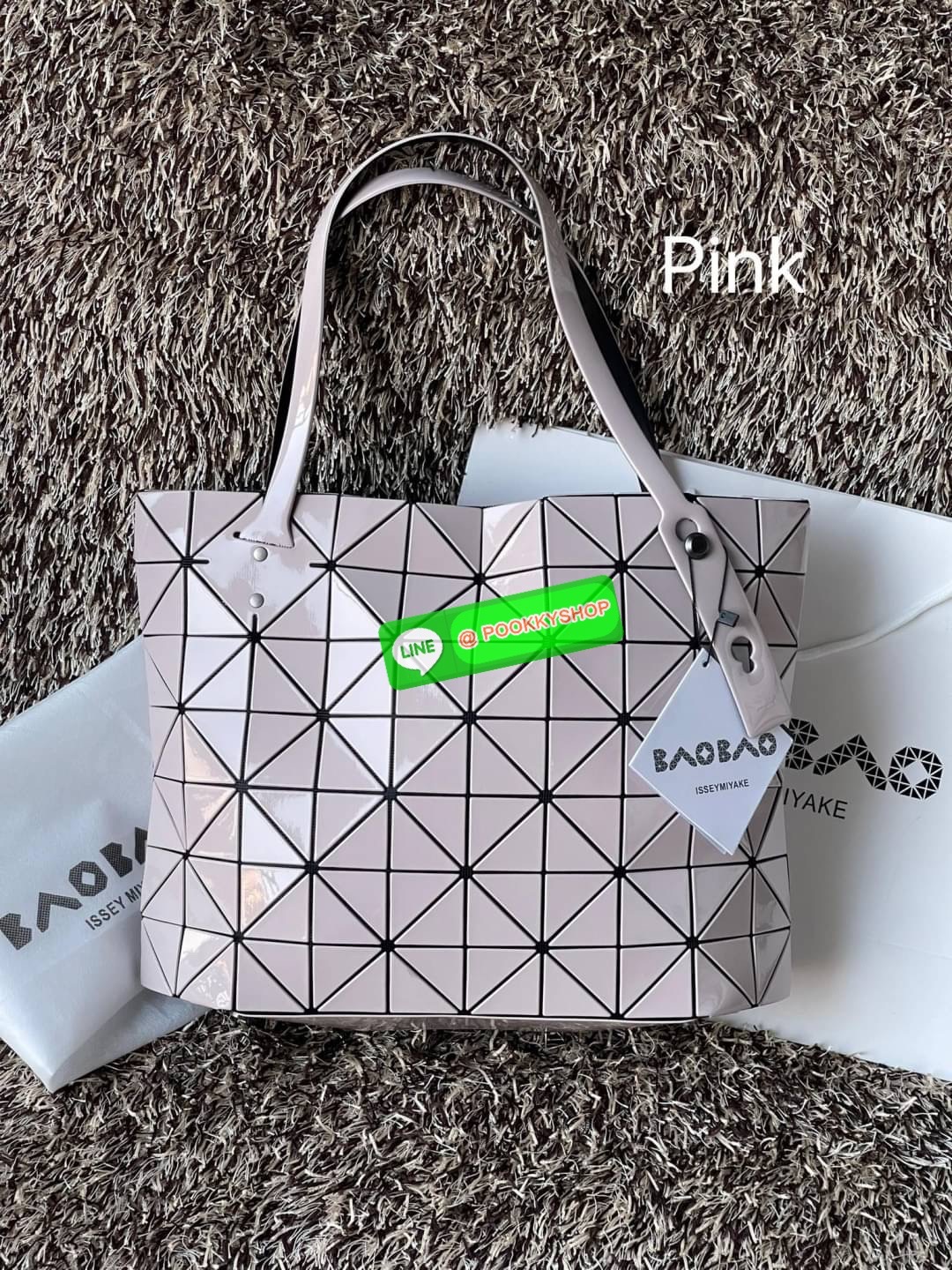 💕 Bao Bao Issey Miyake ROCK MATTE ซีรีส์นี้จะเป็นทรงสี่เหลี่ยมผืนผ้า มีซิปปิดด้านบน ถือเป็นรุ่นที่เหมาะกับการใช้งานในชีวิตประจำวัน สามารถพับมุมและบริเวณด้านล่างของกระเป๋าเพื่อเพิ่มความสะดวกสบายในการใช้งาน ทั้งยังช่วยให้วางกระเป๋าในแนวตั้งได้อีกด้ว