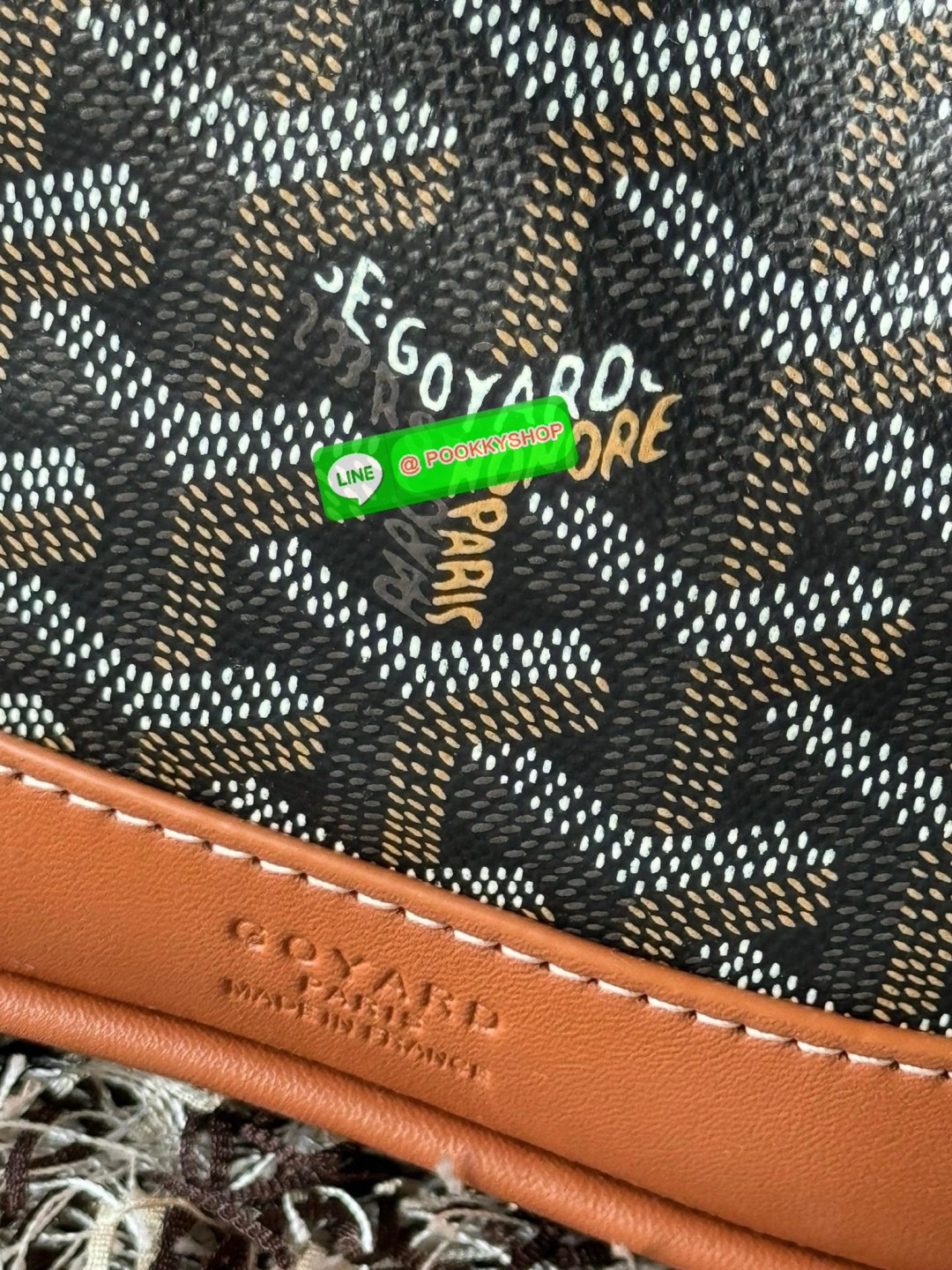 GOYARD PETIT FLOT BUCKET BAG กระเป๋าทรงถังรุ่น Petit Flot เป็น re-issue ของรุ่นดั้งเดิม ด้วยรูปทรงที่ถูกออกแบบมาอย่างสวยงาม ลงตัว เข้ากับทุกการแต่งตัว รวมถึงทันกระแสแฟชั่นทุกยุคทุกสมัย ภายในกว้างจึงสามารถบรรจุสิ่งของได้เยอะจุใจและเก็บของต่าง ๆ ได้อย่างปลอ