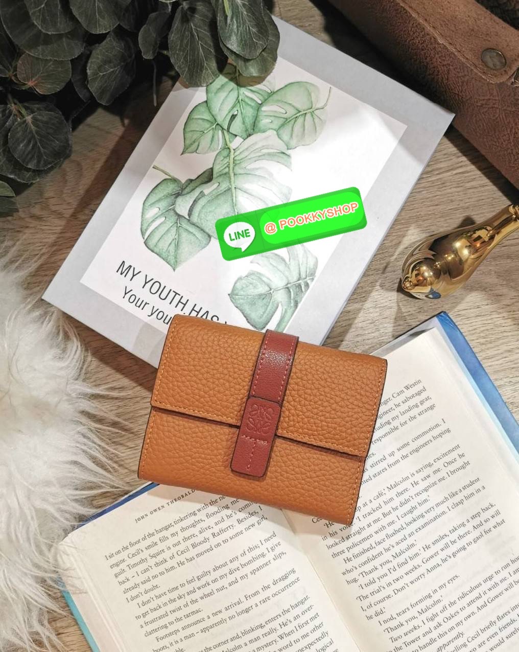 ✴️Don't Miss!✴️NEW! LOEWE SHORT WALLET VIP GIFT WITH PURCHASE กระเป๋าพรีเมี่ยมกิ๊ฟ Limited จาก LOEWE DUTYFREE COUNTER วัสดุหนังแท้เทคเจอร์สวยอยู่ทรงปั้มโลโก้แบรนด์ด้านหน้าเปิดปิดด้วยกระดุม ภายในมีทั้งช่องใส่รูป ช่องใส่ธนบัตร ใส่แบงก์พัน