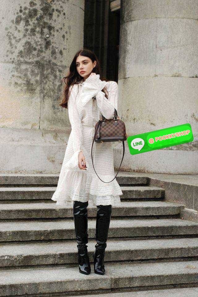 HOT ITEM!! LV Alma bag กระเป๋าทรงโดมสุดฮิต ที่สาวๆตามหา สวยสะพายขับผิว อัพลุคไฮน์ที่สุด ขนาดกำลังดี วัสดุหนังแคนวาส สลับหนัง cowhide เรียบ ดูหรู หูจับในตัวทำให้ใช้งานได้สะดวก และมีสายครอสสะพายข้างให้ เปิด-ปิดด้วยซิป มีกุญแจล็อคได้ ภายในโล่งกว้าง ใส่ของสำค