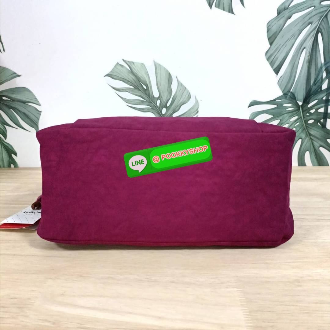 KIPLING ELISE HANDBAG กระเป๋าถือและสะพายไหล่ วัสดุ Nylon +Polyester ขนาดกำลังพอดี จุของได้มาก มีหูจับสองสาย ถือสะดวก น้ำหนักเบา มีช่องซิป ด้านหน้า ช่อง กระเป๋าหลักเปิด-ปิดด้วยซิป มี3 ช่องว่างใส่ของได้จุมากๆ ใส่มือถือได้ กระเป๋าสตางค์ใบยาว และ เครื่องสำอาง