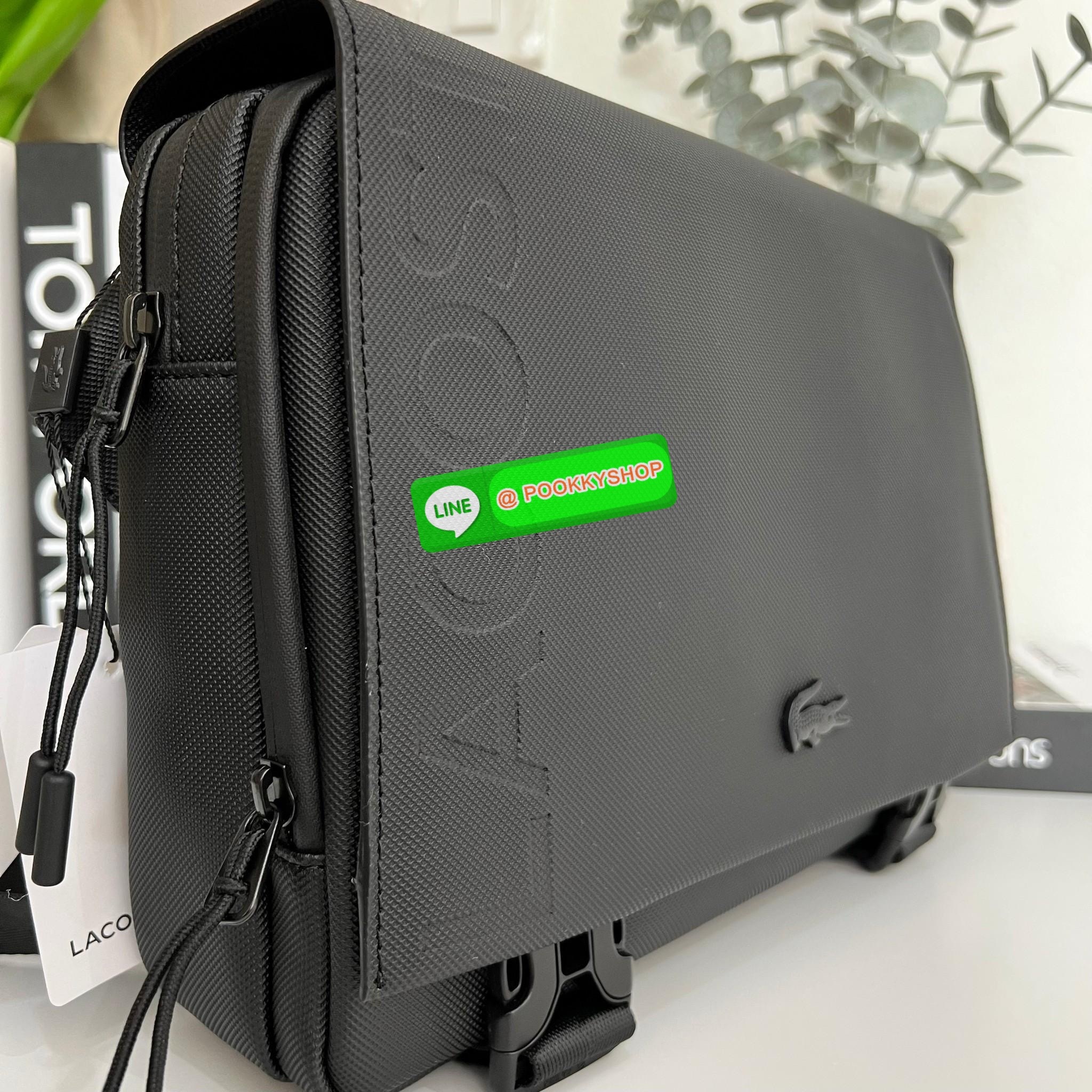 Men's L.12.12 Clipped Flap Adjustable Shoulder Strap Small Pouch วัสดุ PVC คุณภาพดีตามแบบฉบับแบรนด์ น้ำหนักเบา กันน้ำ ด้านหน้ามีโลโก้เหล็ก ฝาเปิดปิดด้วยคลิปล๊อค 2 ด้าน ช่องหลัก ด้านในมีช่องซิปพร้อมหัวซิปแบรนด์ ใส่กระเป๋าสตางค์ใบยาว ipad มือถือ ของจุก