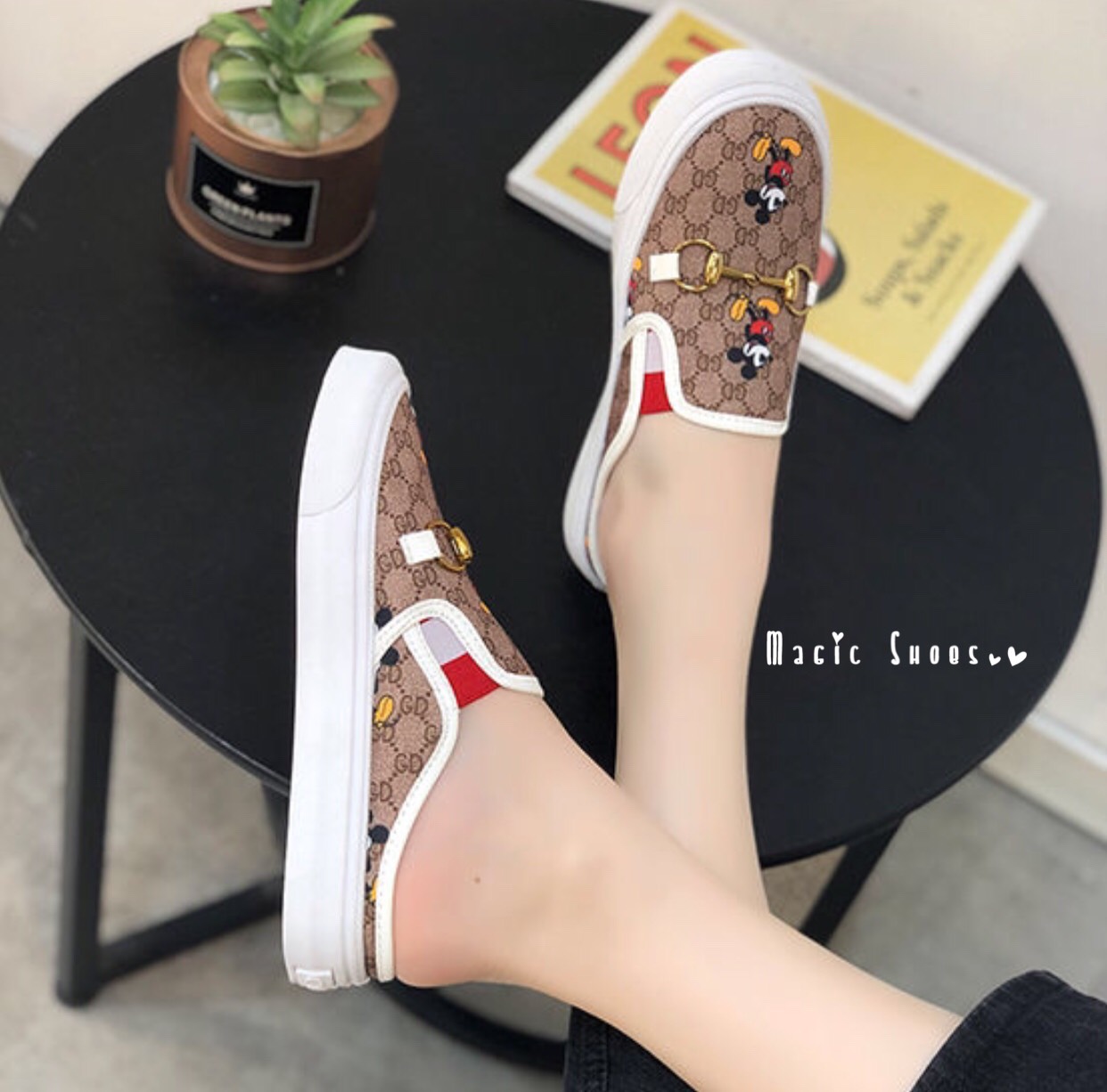 รองเท้าผ้าใบเปิดส้นงานนิ่ม ใส่สบาย สกรีน Mickey Mouse น่ารัก ทรงสวย สวมใสง่าย แมทได้กับทุกชุด เหมาะกับทุกโอกาส นิ่มใส่สวย ใส่สบาย ห้ามพลาด พร้อมส่ง