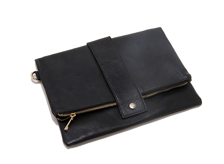 กระเป๋าหนังคลัชมือ Clutch แบรนด์ Forever21 หนังมีTexture ในตัว เนื้อหรูมากคะ ติดแท็คForever 21 ด้านใน ช่องใส่ของซิบใหญ่ 1 ด้านในมีซิปแบ่ง 1 ช่องแบ่งใส่ของ2ช่อง