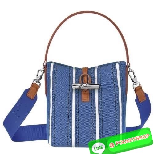 Long Champ Roseau Essential Raye กระเป๋าทรงถังขนาดเล็ก วัสดุผ้าฝ้ายลายทาง ตัดแต่งหนังวัว ซับในผ้าฝ้ายสีพื้น สีสันสดใส สามารถใช้ในชีวิตประจำวันได้อย่างสะดวก น้ำหนักเบา จุของได้เยอะ ด้านในมีกระเป๋าซิป 1 ช่อง มีสายสะพายไหล่ ถอดสายได้ ห้ามพลาดเลยค่า