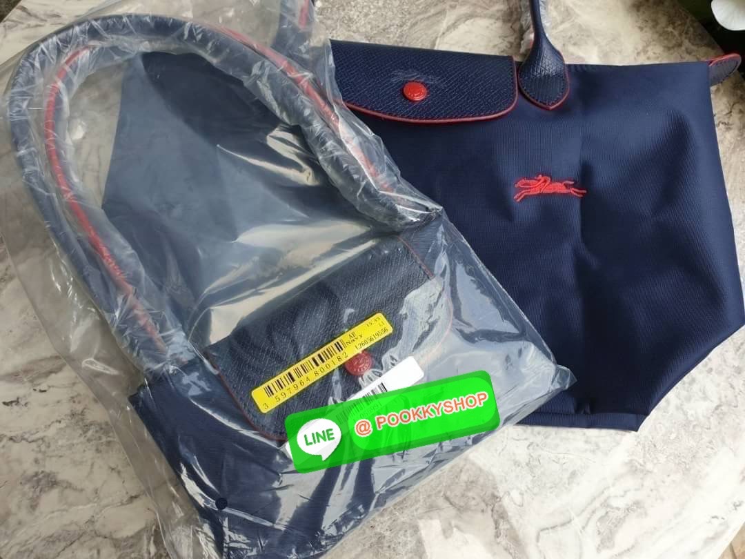 Longchamp Le Pliage Club Tote Bag Size S หูยาว วัสดุเนื้อผ้า Nylon Canvas เคลือบกันนำ้ ตัดด้วยหนังแท้ที่มีน้ำหนักเบา ดีไซน์เรียบง่ายแต่เต็มไปด้วยความคลาสสิก จนเป็นที่ชื่นชอบไปทั่วโลก Longchamp ปรับโฉม LE PLIAGE ด้วยการปักลายรูปม้า-ตราสัญลักษณ์ของแบรนด์บนผ