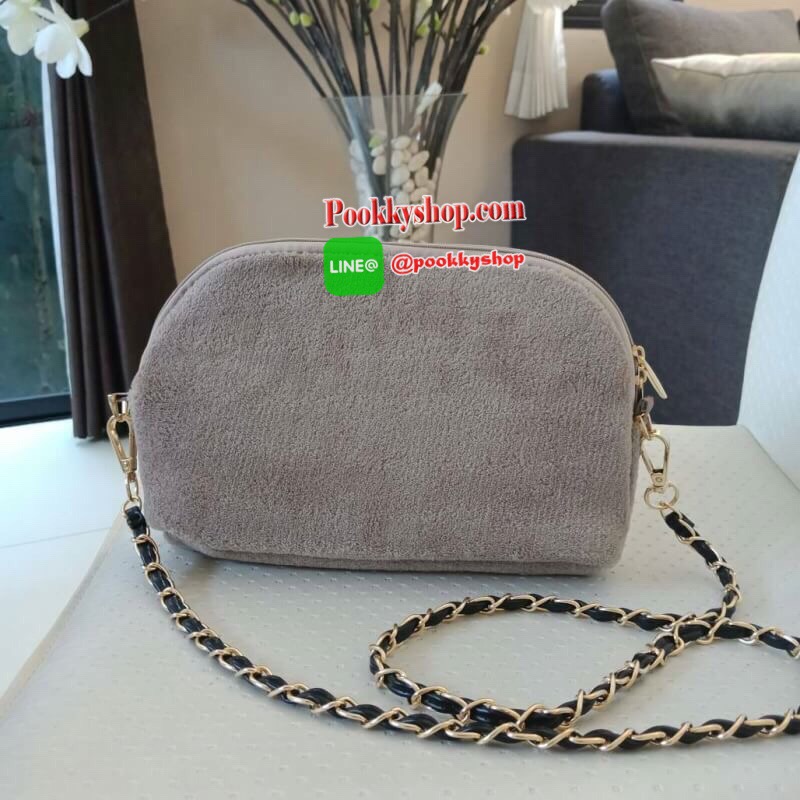 New Arrival!! อีกหนึ่งทรงสวยหรู ถือออกงานได้เลยคะ กับรุ่นนี้คะ Chanel Precision wolf crossbody bag with chain กระเป๋าทรงโดมผ้าวูฟขนนุ่มเต็มใบ ด้านหน้าปักโลโก้CC หนังแก้วสวยหรู ด้านในเปิดปิดด้วยซิปบุผ้าสีน้ำตาลปั้มแบรนด์สวยหรู ใส่กระเป๋าสตางค์ยาวได้ สายโซ่