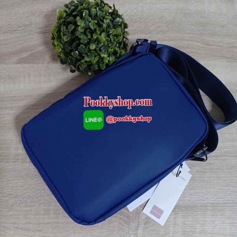 Calvin Klein Jeans กระเป๋าสะพายหนังเรียบด้าน หนังกันน้ำ สะพายได้สองแบบ crossbody และสามารถปรับเป็นสายคู่สะพายข้างได้ ขนาดกำลังดีไม่เล็กไม่ใหญ่จนเกินไป พกพาสะดวก ด้านหน้าประดับด้วยป้ายโลโก้แบรนด์ มีช่องซิป1ช่อง กระเป๋าเปิดปิดด้วยซิปบน หัวซิปโลโก้แบรนด์ ภาย