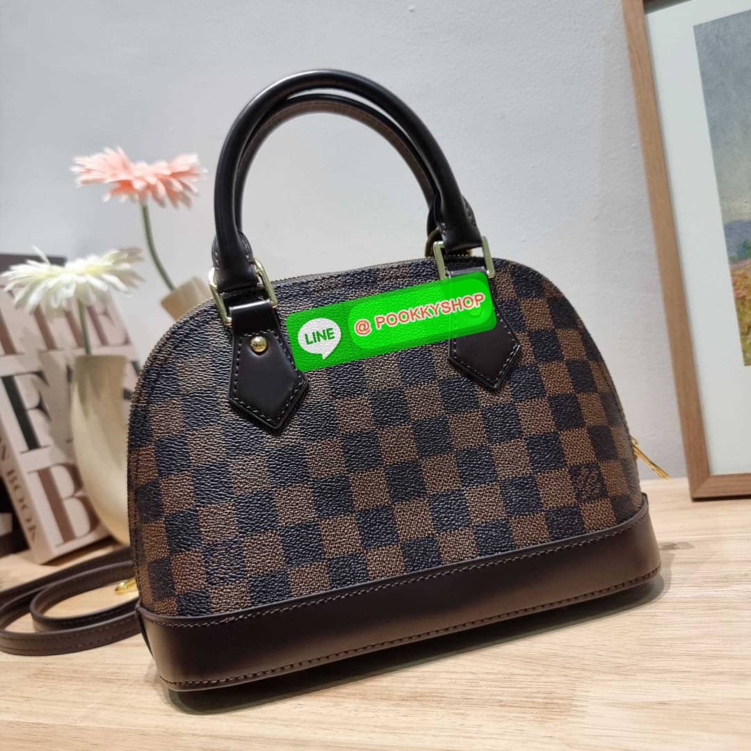 HOT ITEM!! LV Alma bag กระเป๋าทรงโดมสุดฮิต ที่สาวๆตามหา สวยสะพายขับผิว อัพลุคไฮน์ที่สุด ขนาดกำลังดี วัสดุหนังแคนวาส สลับหนัง cowhide เรียบ ดูหรู หูจับในตัวทำให้ใช้งานได้สะดวก และมีสายครอสสะพายข้างให้ เปิด-ปิดด้วยซิป มีกุญแจล็อคได้ ภายในโล่งกว้าง ใส่ของสำค