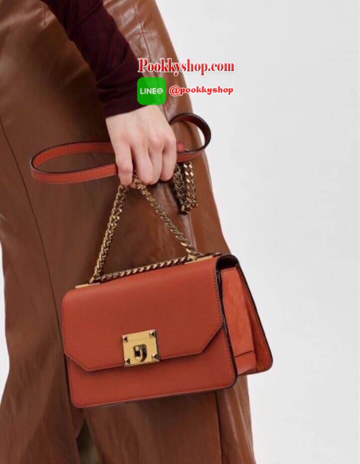 New in !!! CHARLES & KEITH CLASSIC FRONT FLAP CROSSBODY BAG ล็อตนี้อะไหล่แบบวินเทจ ใบจริงหรูมากค่ะ! กระเป๋าสะพายข้างหรือรวบสายเปลี่ยนแบบถือเก๋ๆ ก็ได้ค่ะ วัสดุหนังคาร์เวียร์ด้านตัดหนังกำมะหยี่ด้านข้างได้อย่างลงตัวสวยงาม เปิดปิดกระเป๋าแบบกดล็อคอะไหล่โลหะแบร